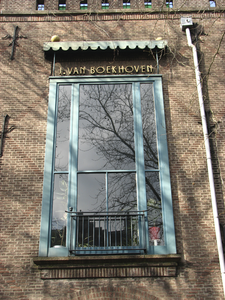 905539 Afbeelding van het baldakijn met de letters 'J. van Boekhoven' op de aan de Breedstraat gelegen gevel van de ...